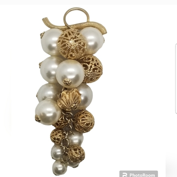 VINTAGE LARGE GOLDTONED FILIGREE BEAD & FAUX PEARL CLUSTER STATEMENT BROOCH - Picture 1 of 3